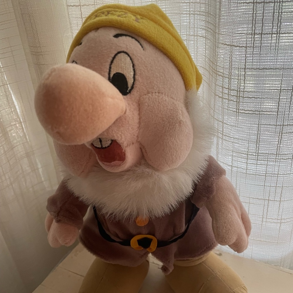 Sneezy Disney Seven Dwarfs Snow White